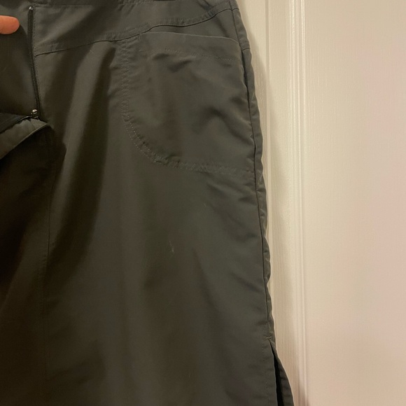 MEC dark grey/black hiking skirt size 12 with front zip and back pockets - Picture 7 of 10